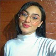 Profesora enfocada en el fortalecimiento de habilidades motoras y desarrollo personal